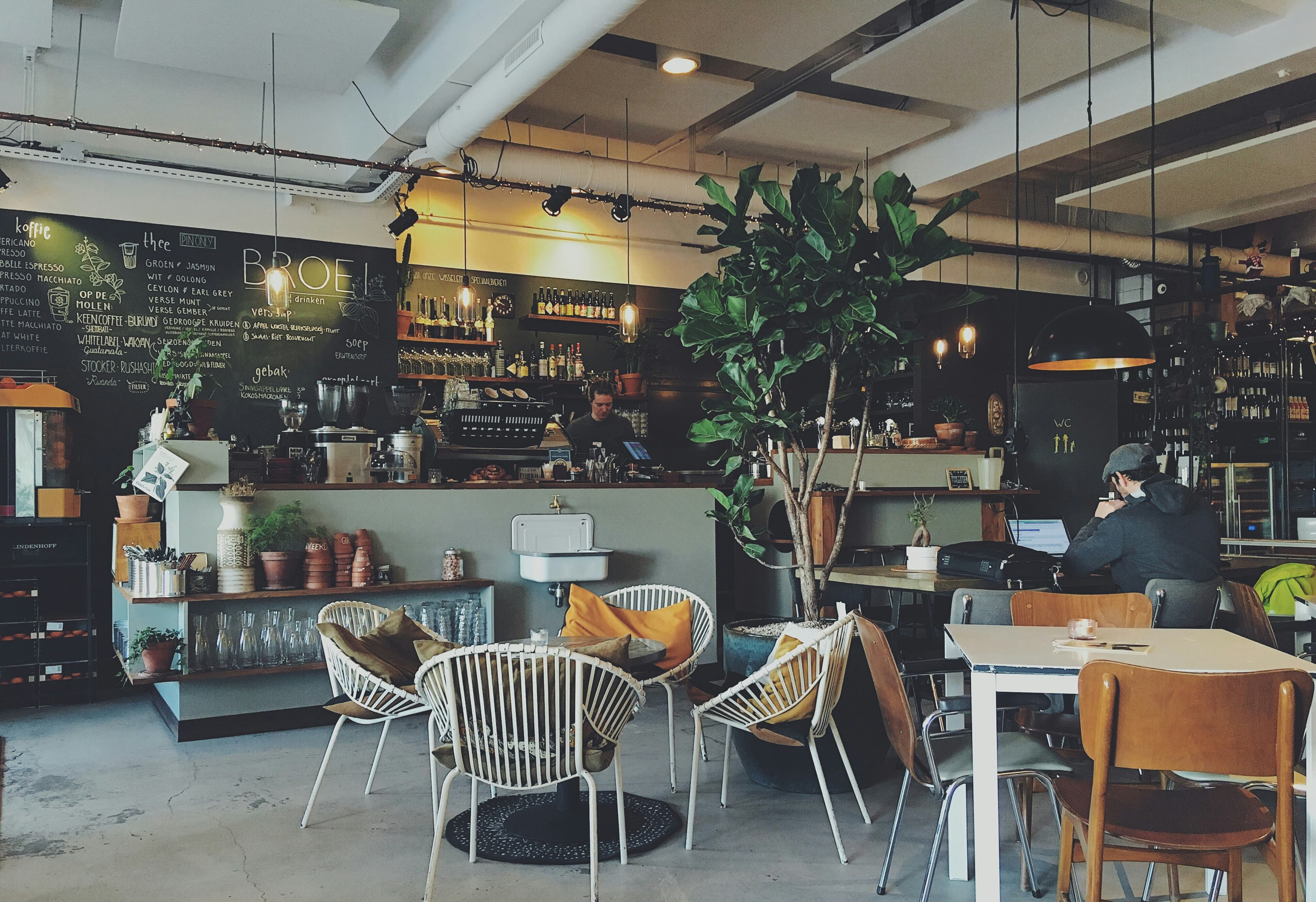 İzmir Kafe İç Mekan - Modern ve Ferah Atmosfer